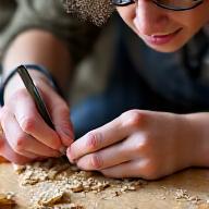 Un artisan spécialisé dans la sculpture sur bois au travail